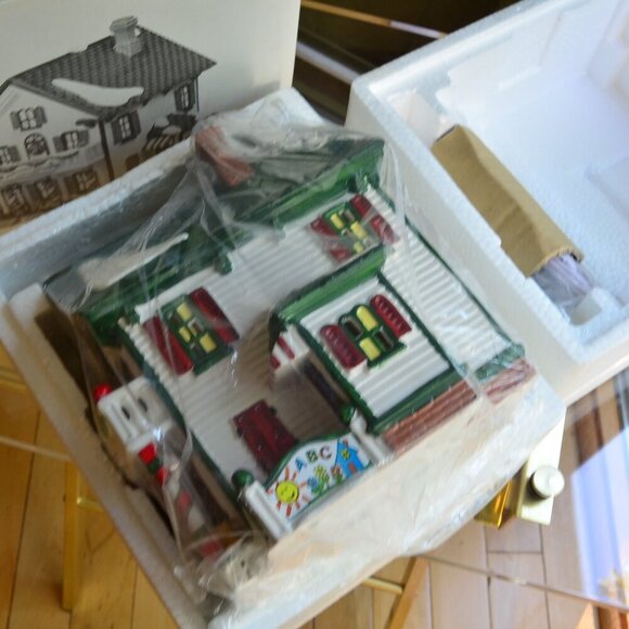 Dept 56 Department 56 Peppermint Porch Day Care Original Snow Village LIGHTED - Picture 11 of 15